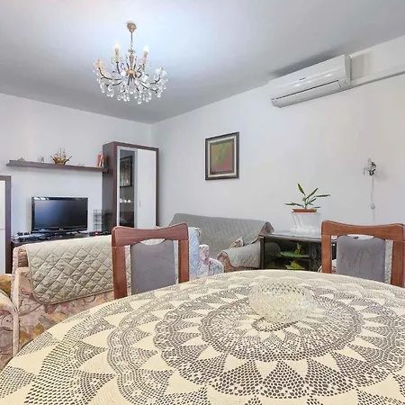 Two-bedroom 3 Appartement Pula