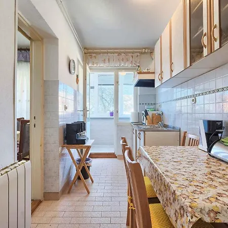 Two-bedroom 3 Apartment *